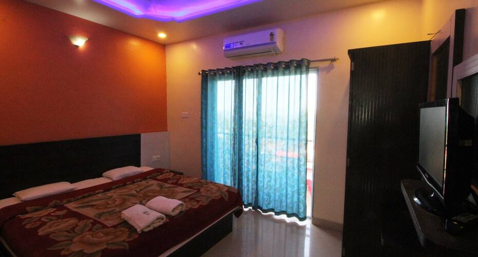 Hotel Vanraj Lodging & Boarding, Pune 3